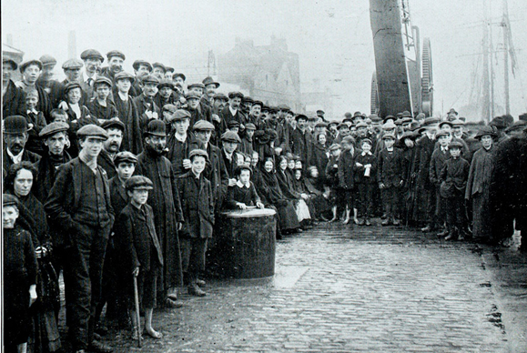 Crowds wait on the docks for food ships during the 1913 Lock-Out