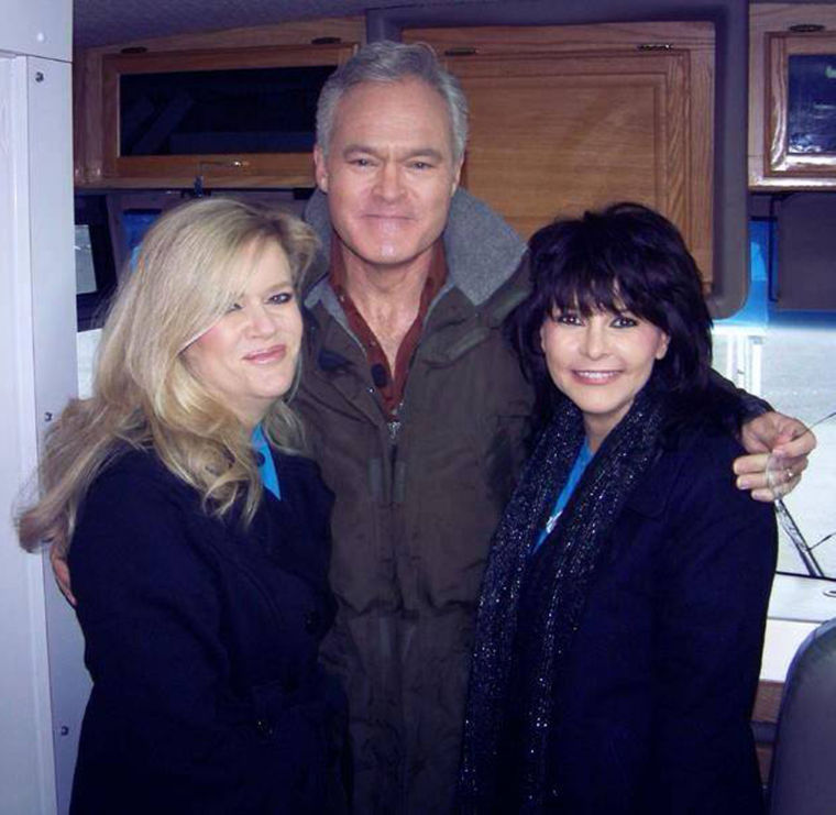Scott Pelley of "60 Minutes" poses with Gardner and Meade.