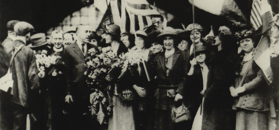 Joe McGarrity (center) greeting Countess Constance Markievicz at Broad Street Station, Philadelphia in April 1922.