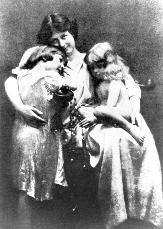 <em>Duncan with her children Deirdre and Patrick in 1913.</em>