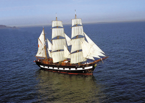 The Jeanie Johnston sails the open seas.