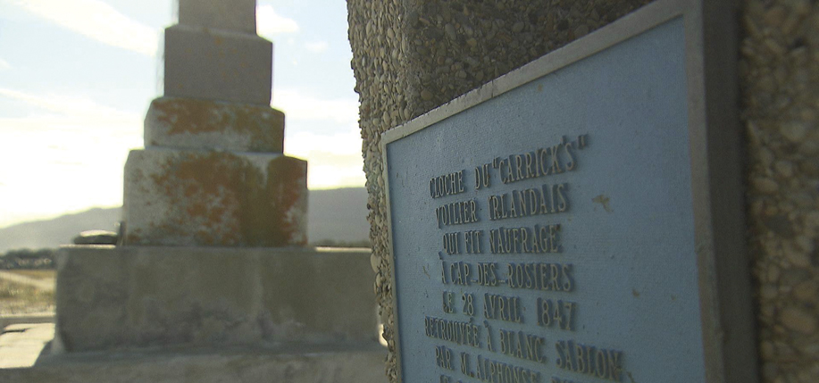 Beside the monument is a bell from the boat, found near Blanc-Sablon in 1968. (Photos courtesy of CBC Radio-Canada).