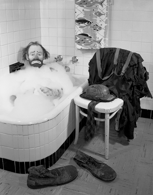 Kelly having himself a bubble bath in 1955.